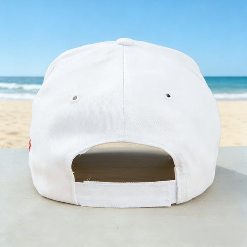 A fashionable white American hat with "45-47" details, perfect for a beach outing, ideal for a leisurely walk by the seaside or