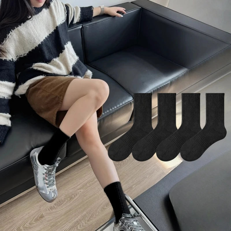 8/4 Pairs of Fashionable Classic Women's Mid-Calf Socks, Black and White Sports Socks, Suitable for Both Men and Women, Large Size Women's Socks: Size 36-43, Soft and Breathable for Spring, Summer, and Autumn, Simple Style, S