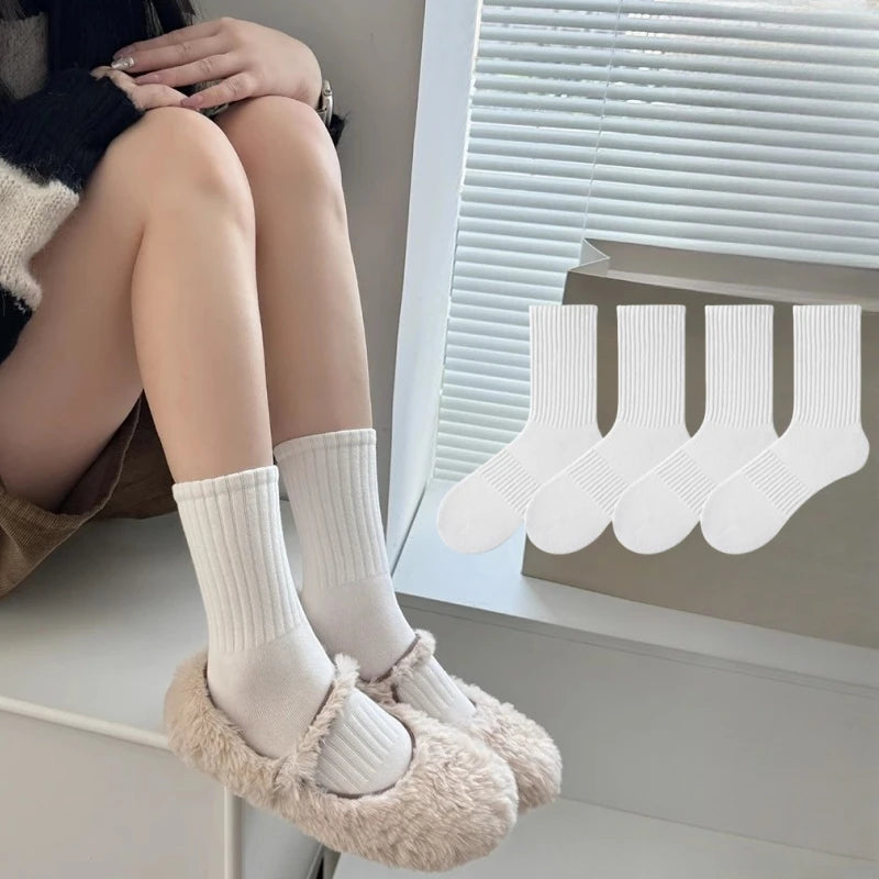 8/4 Pairs of Fashionable Classic Women's Mid-Calf Socks, Black and White Sports Socks, Suitable for Both Men and Women, Large Size Women's Socks: Size 36-43, Soft and Breathable for Spring, Summer, and Autumn, Simple Style, S